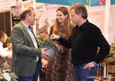 At Smit Kwekerijen, Obed and Annnemieke (left) show a novelty to Ruud Olsthoorn of Brand of Plants.